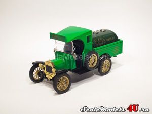 Scale model of Ford Model T Tanker "Rimers Motor Oils" (1915) produced by Corgi.