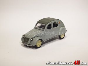 Масштабная модель автомобиля Citroen 2CV (1957) фирмы Matchbox 1:43.