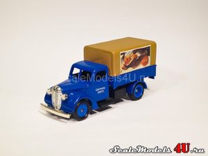 Масштабная модель автомобиля Ford Canvas-Back Truck - Coca-Cola (1939) фирмы Lledo.