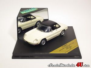 Масштабная модель автомобиля Alfa Romeo Spider Duetto 1600 Hard Top Ivory White (1966) фирмы Vitesse.