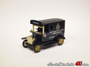 Масштабная модель автомобиля Ford Model T Van "Northampton & County Constabulary" (1912) фирмы Lledo.
