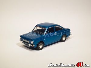 Масштабная модель автомобиля Singer Chamois - Turquoise Blue Metallic (1964) фирмы Vanguards 1:43.