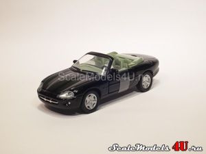 Масштабная модель автомобиля Jaguar XK8 Convertible (1996) фирмы Hongwell/Cararama.