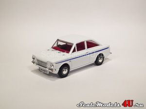 Масштабная модель автомобиля Singer Chamois Coupe - Polar White (1964) фирмы Vanguards.